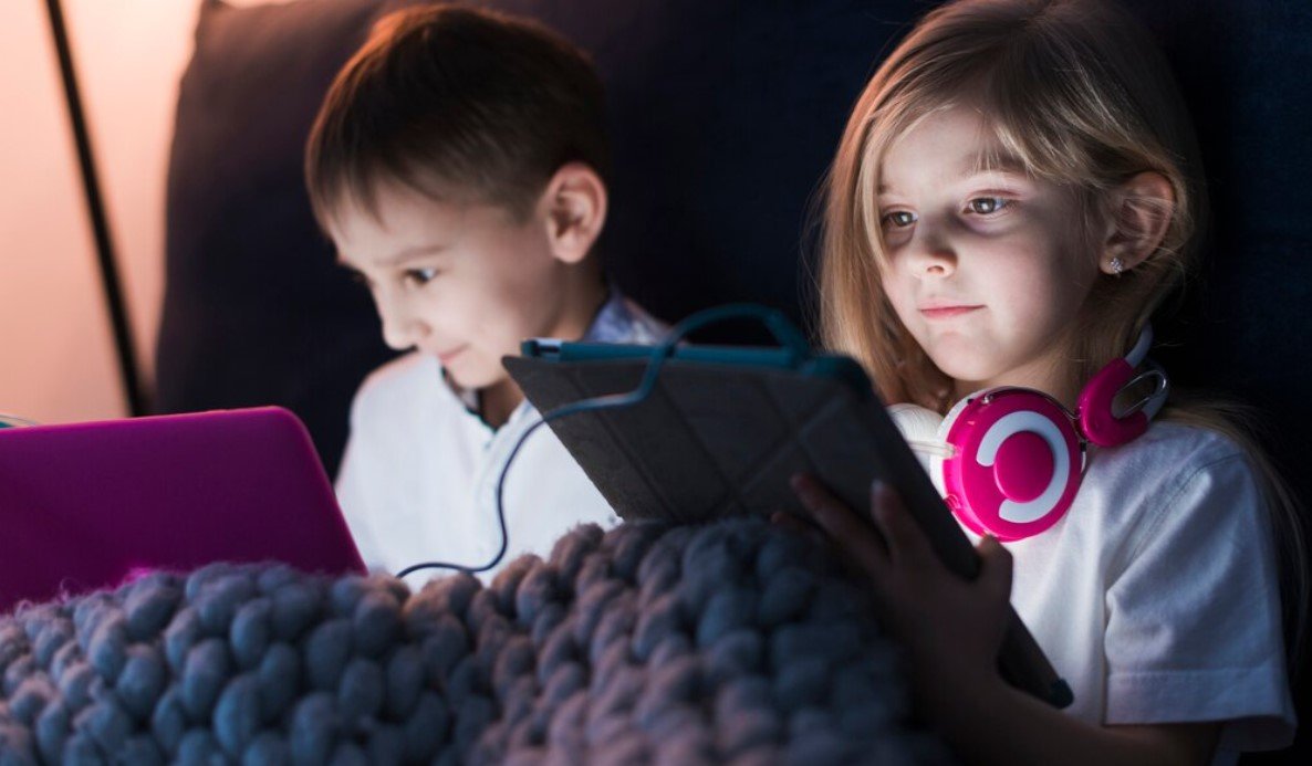 Navigating the Digital Age: When Should Children Embrace Social Media?