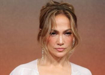 Jennifer Lopez Spotted Flying Economy After Diva Took Financial Hit Following Tour Cancellation