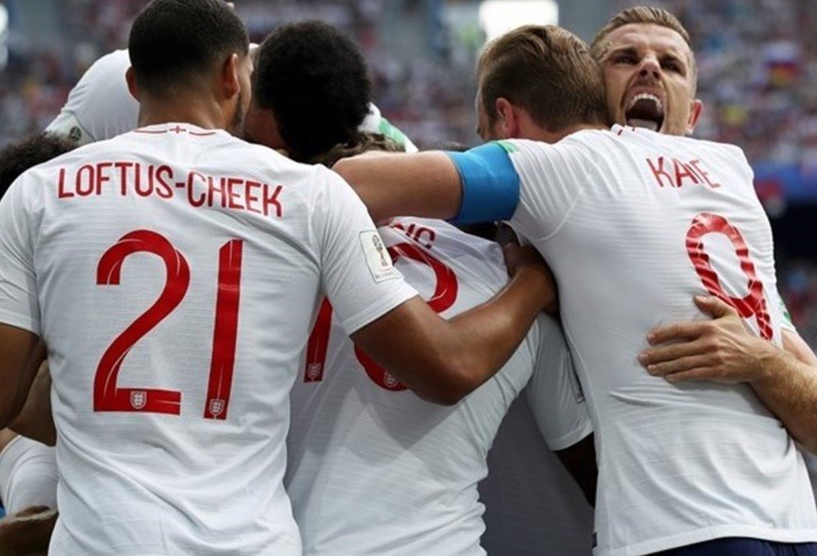 england football team celebrating victory